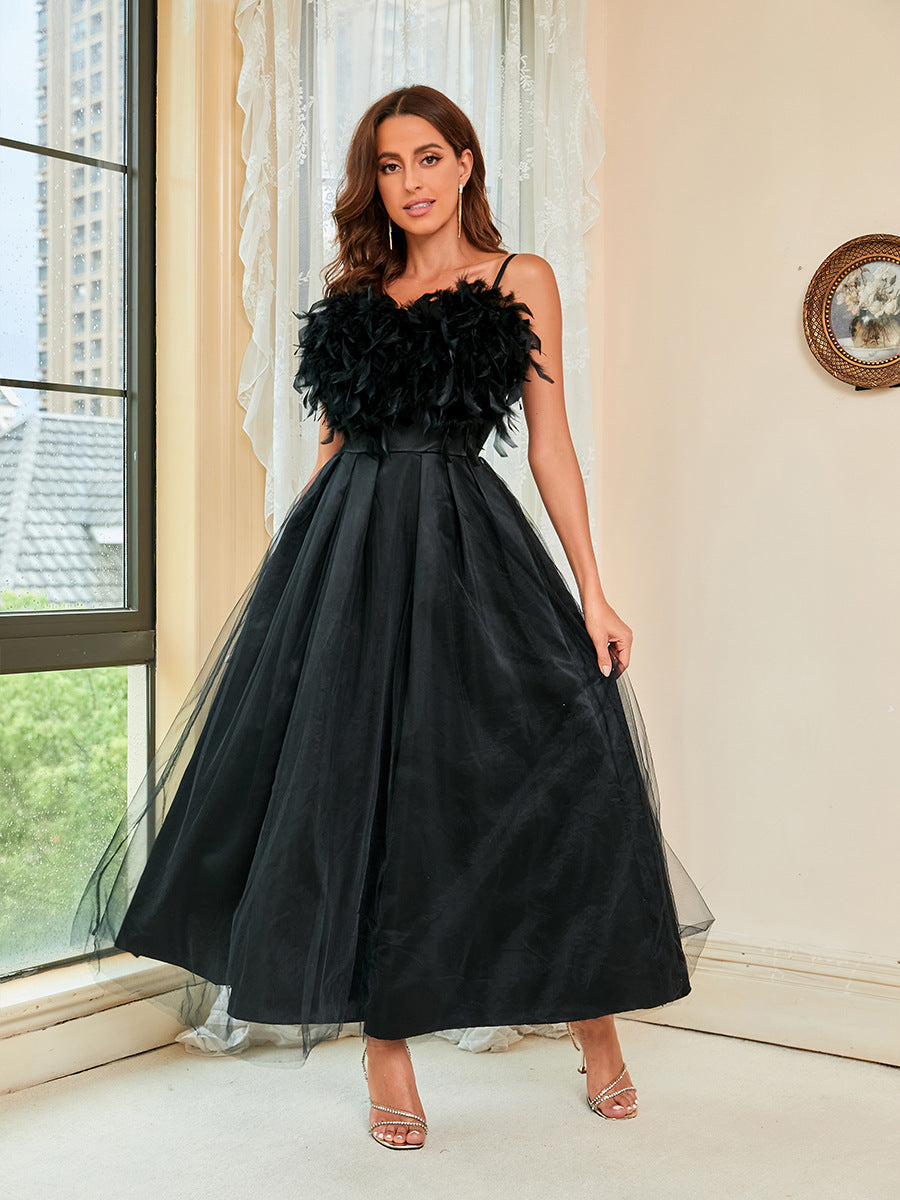 Schwarzes Abendkleid aus Netzstoff mit Neckholder und Federn