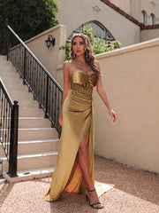 Schwarzes Etuikleid mit Schlitz und unregelmäßigem Schnitt