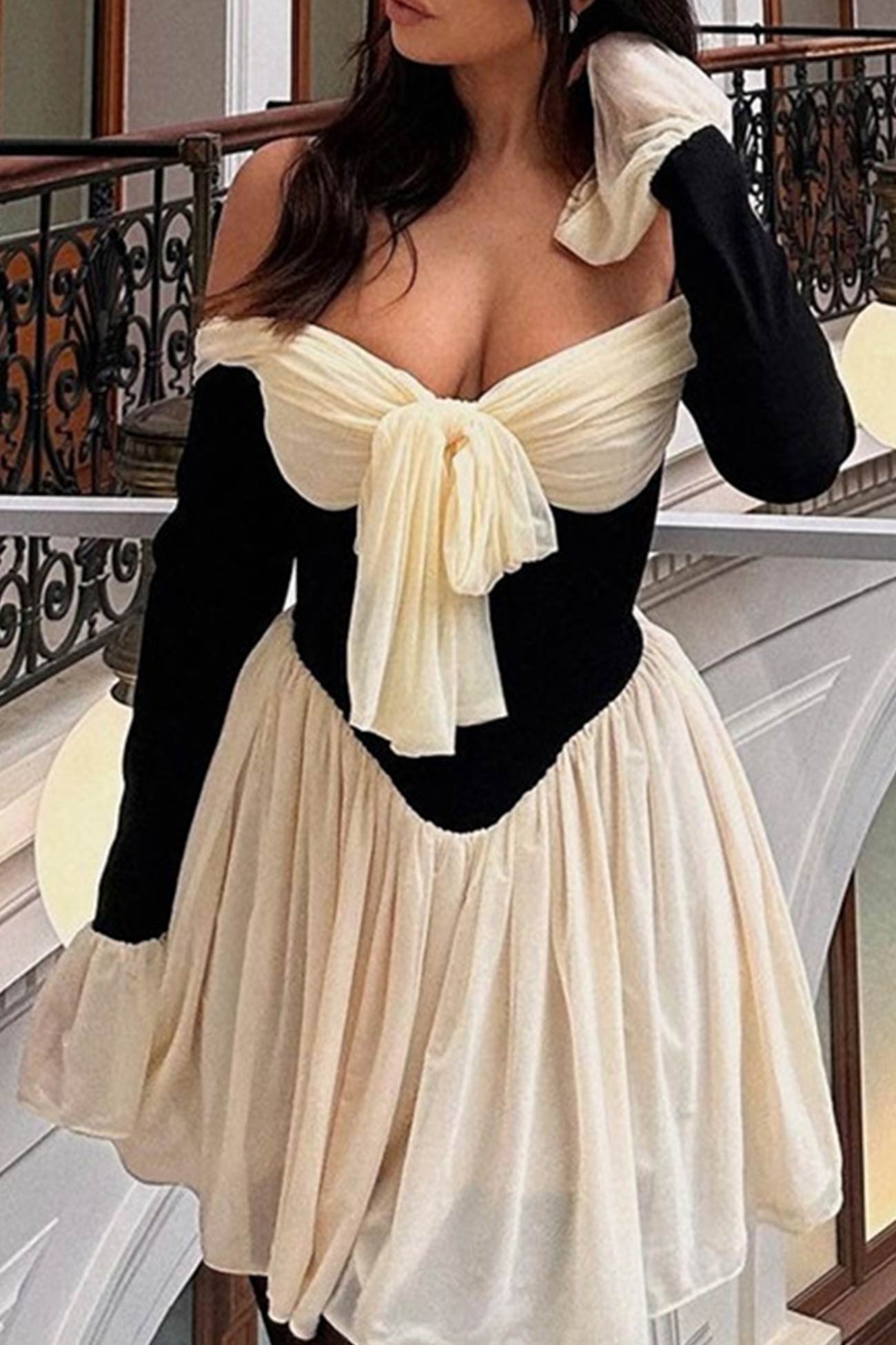 Schulterfreies Korsettkleid mit Schleife