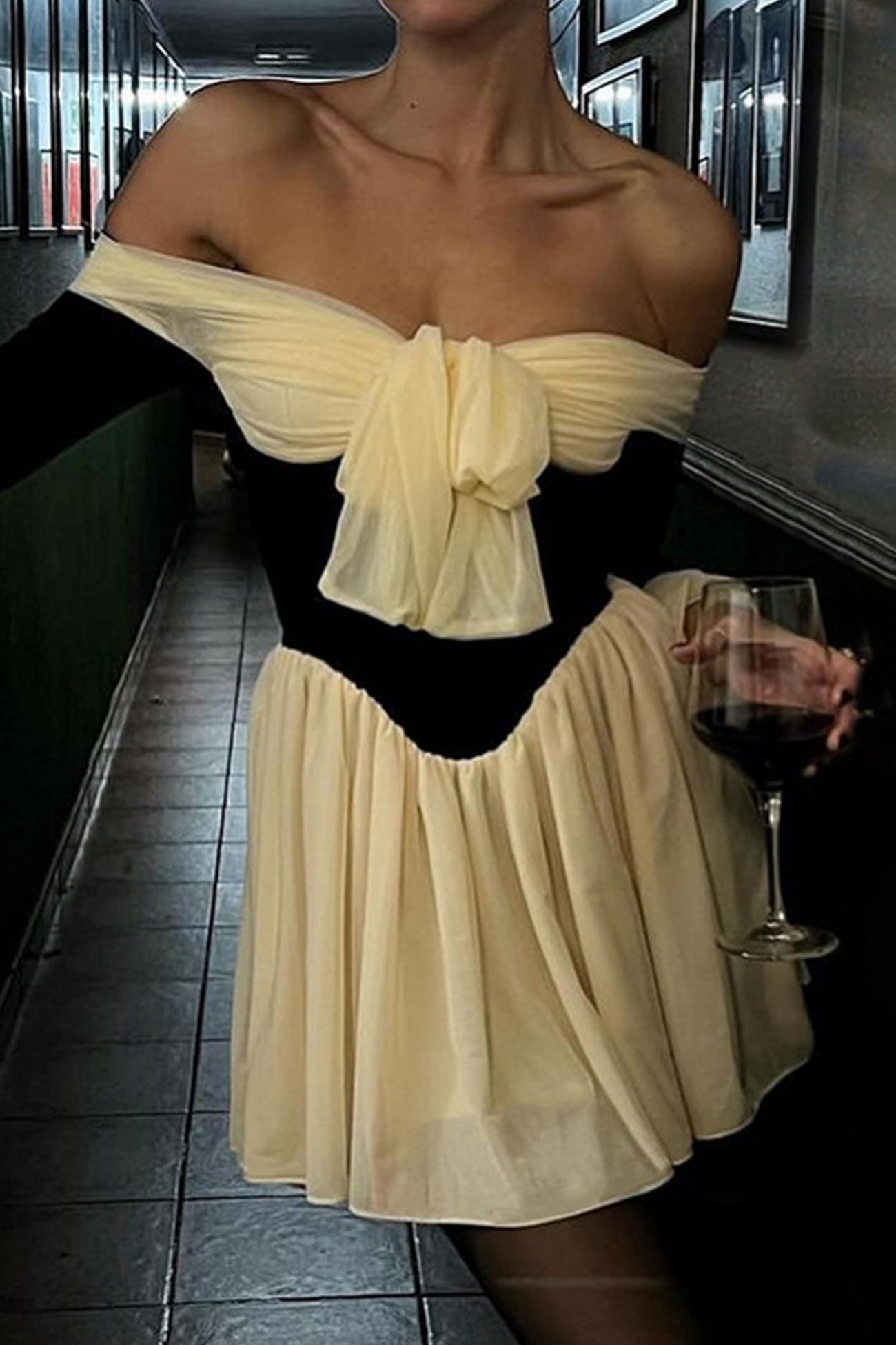 Schulterfreies Korsettkleid mit Schleife