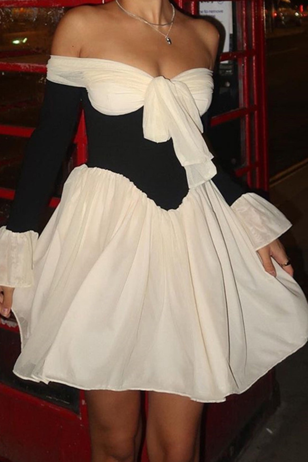 Schulterfreies Korsettkleid mit Schleife