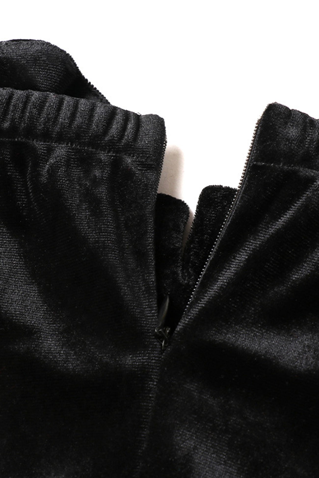 Schulterfreies Korsett-Samtkleid mit ausgestellten Ärmeln