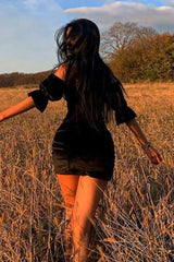 Schulterfreies Korsett-Samtkleid mit ausgestellten Ärmeln