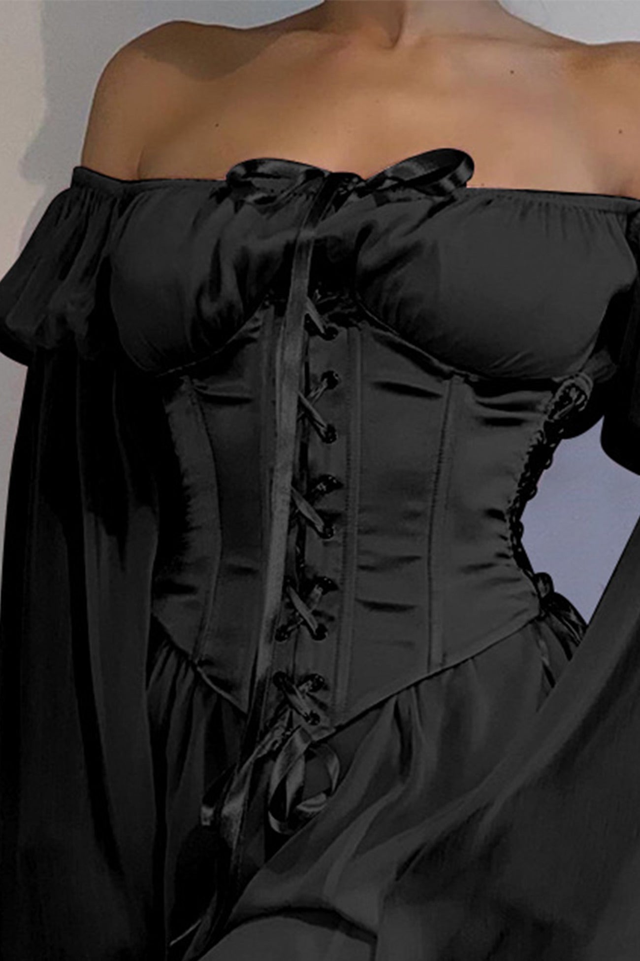 Schulterfreies Korsettkleid mit Schnürung und Rüschen