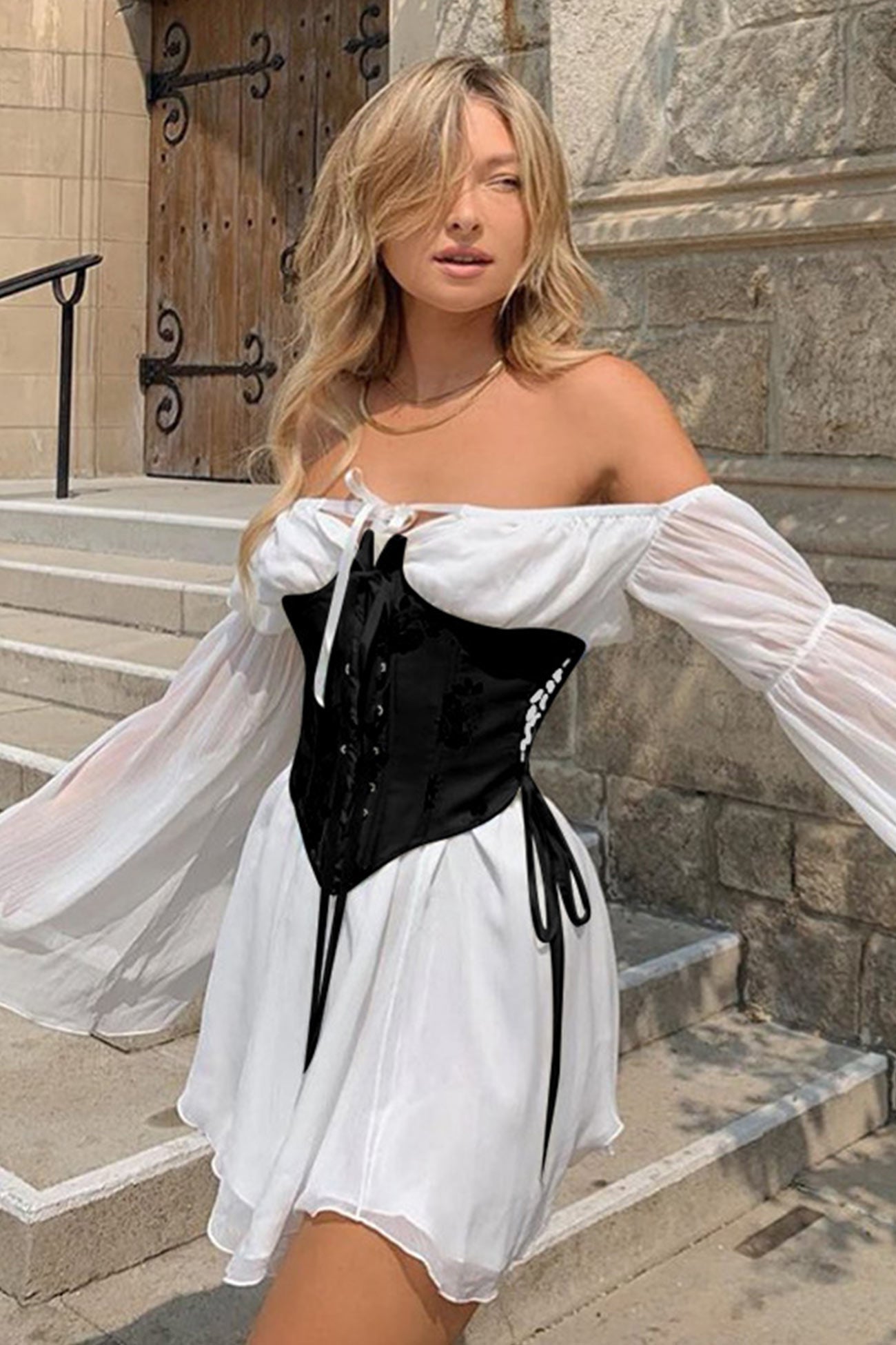Schulterfreies Korsettkleid mit Schnürung und Rüschen