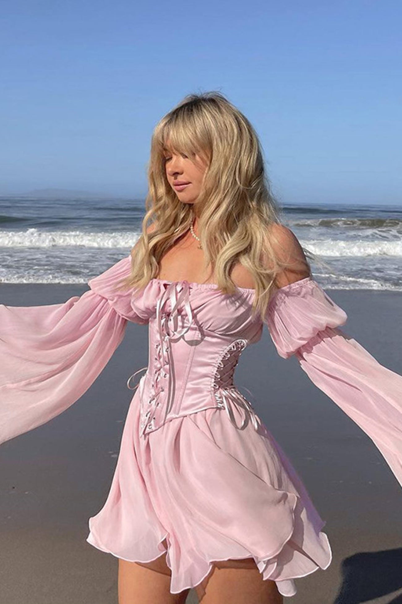Schulterfreies Korsettkleid mit Schnürung und Rüschen