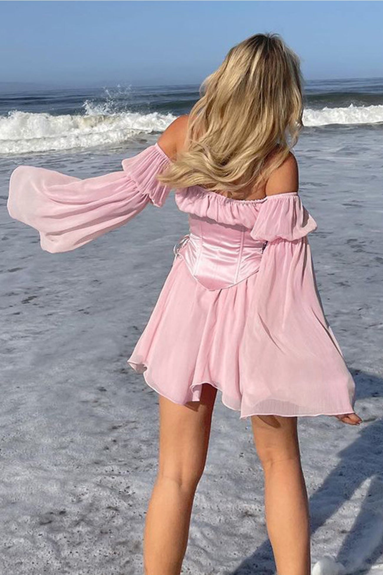 Schulterfreies Korsettkleid mit Schnürung und Rüschen