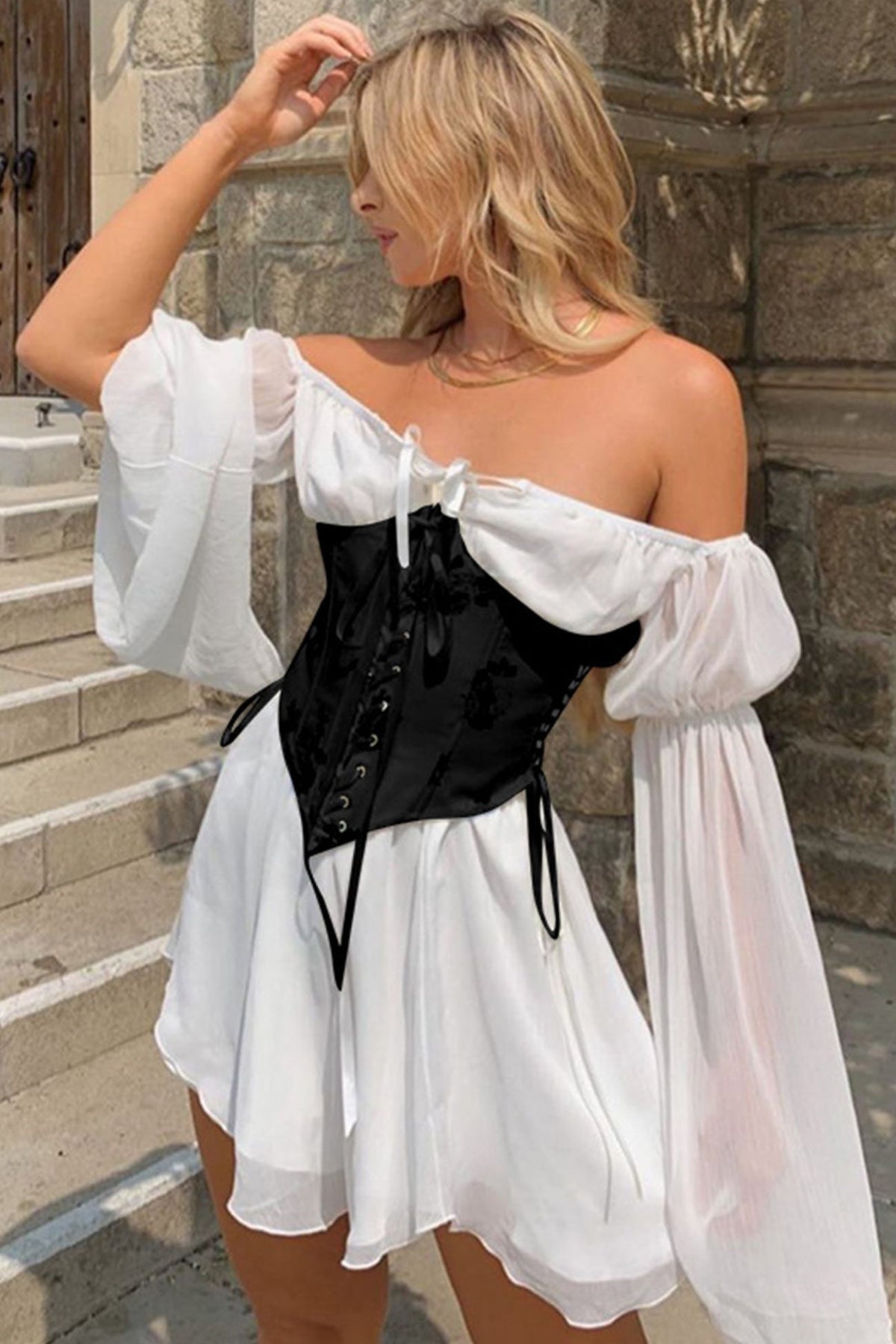 Schulterfreies Korsettkleid mit Schnürung und Rüschen