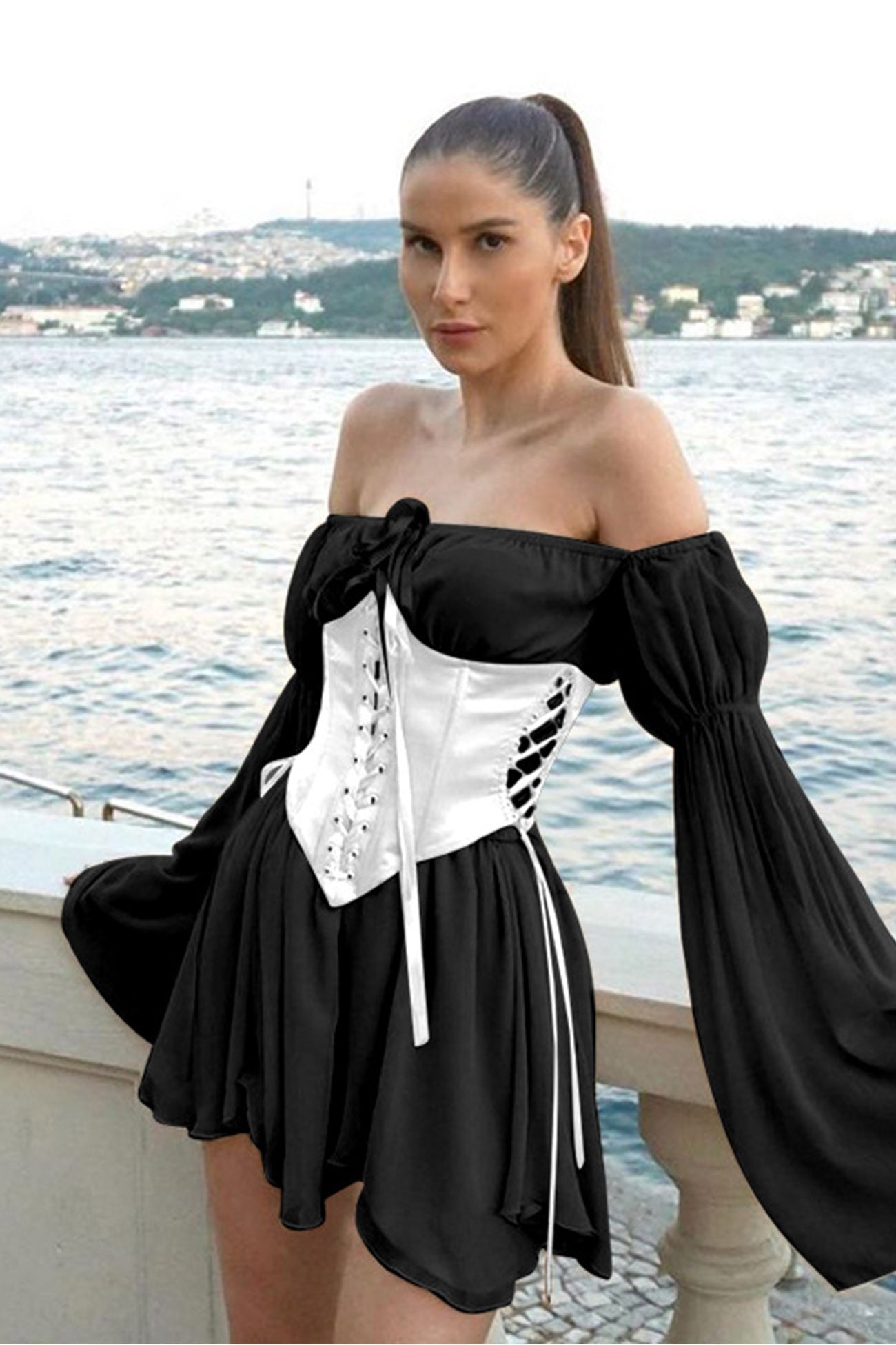 Schulterfreies Korsettkleid mit Schnürung und Rüschen