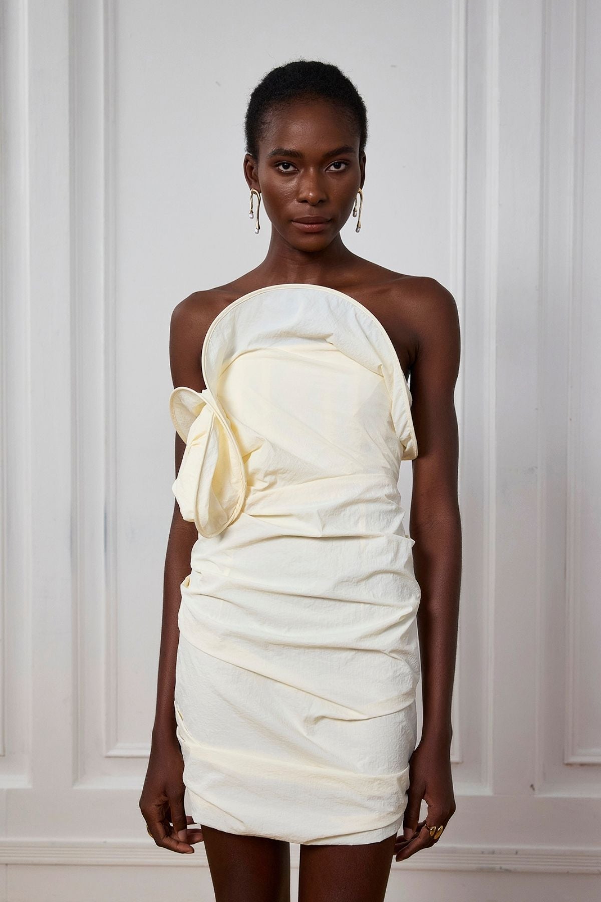 Schulterfreies Minikleid Mit Perlenverzierung Und Rüschen In Weiß