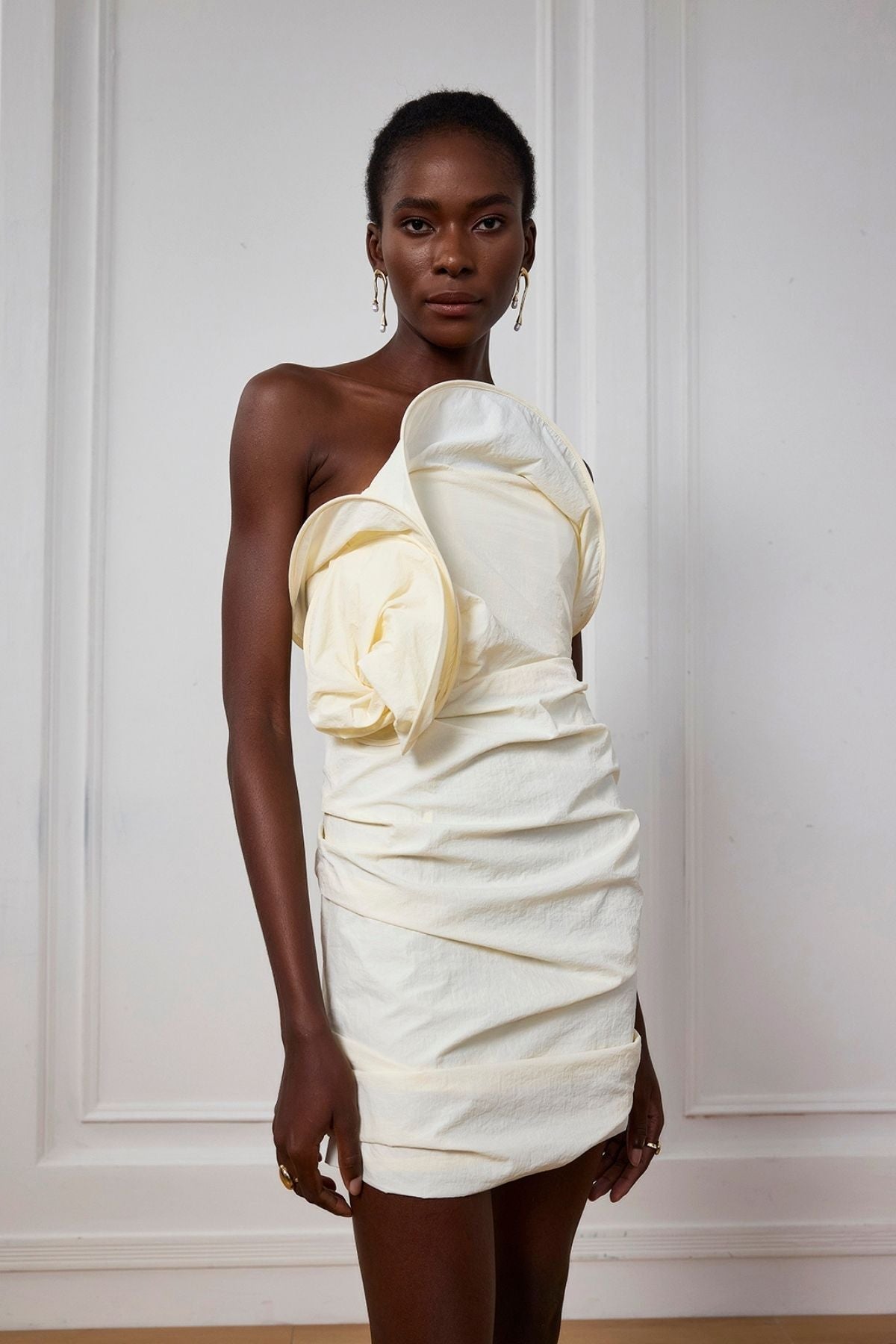 Schulterfreies Minikleid Mit Perlenverzierung Und Rüschen In Weiß