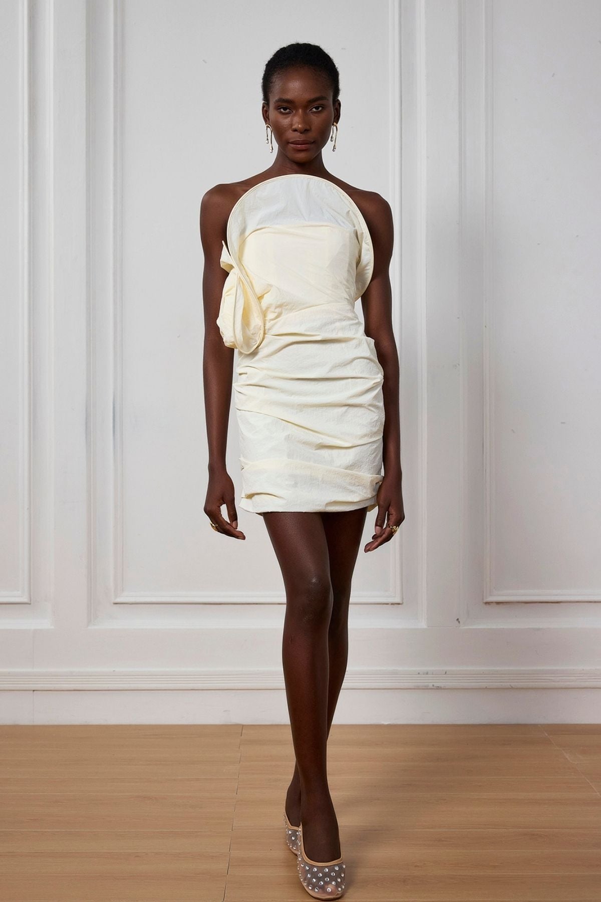 Schulterfreies Minikleid Mit Perlenverzierung Und Rüschen In Weiß