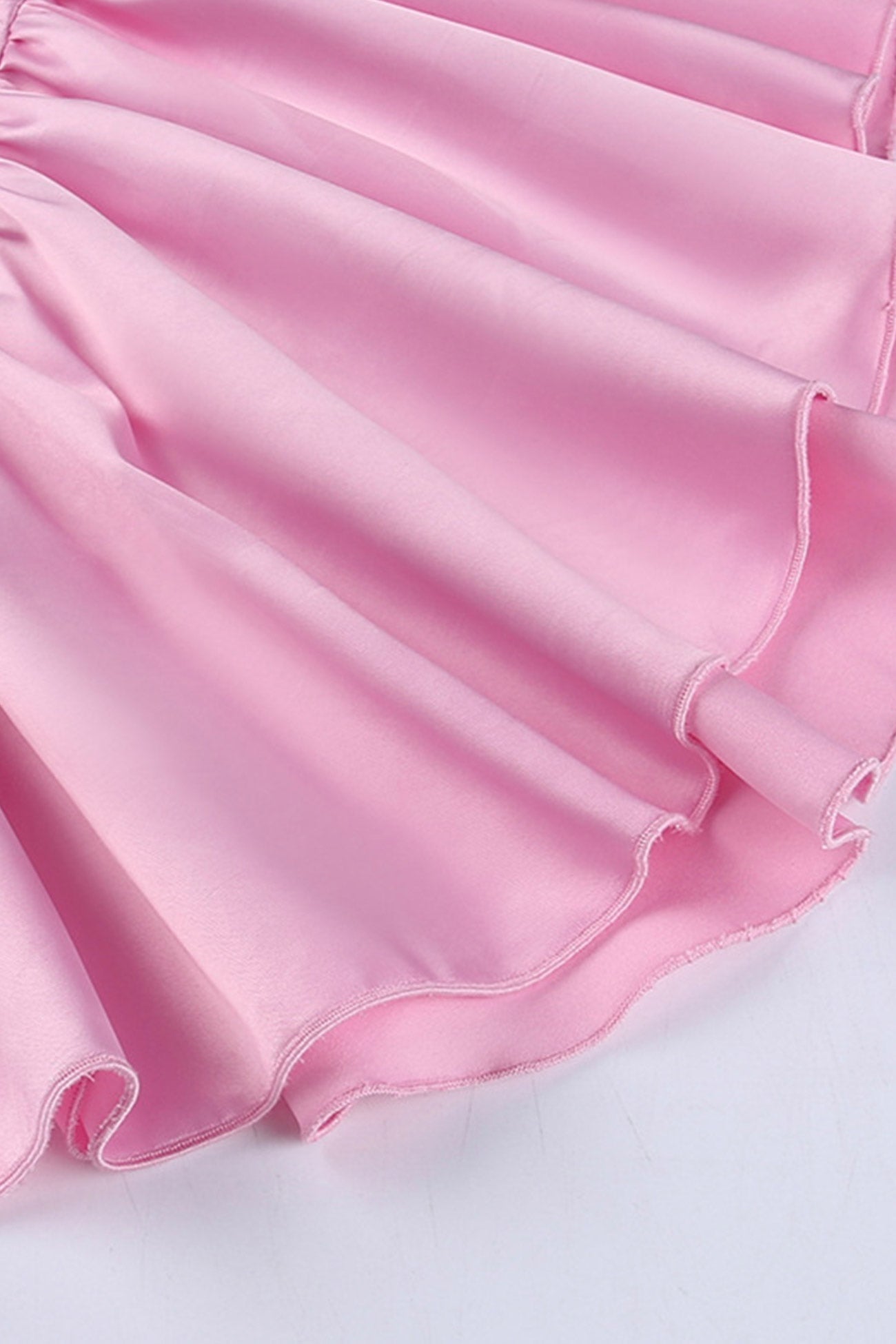 Rosa Korsettkleid mit Rüschen und Bindeträgern