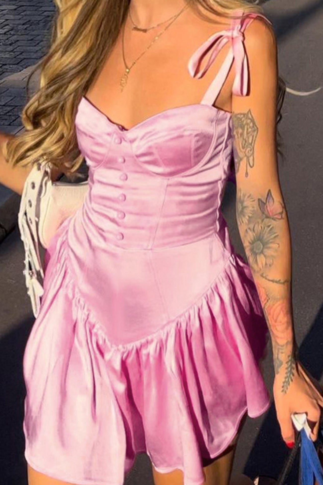 Rosa Korsettkleid mit Rüschen und Bindeträgern
