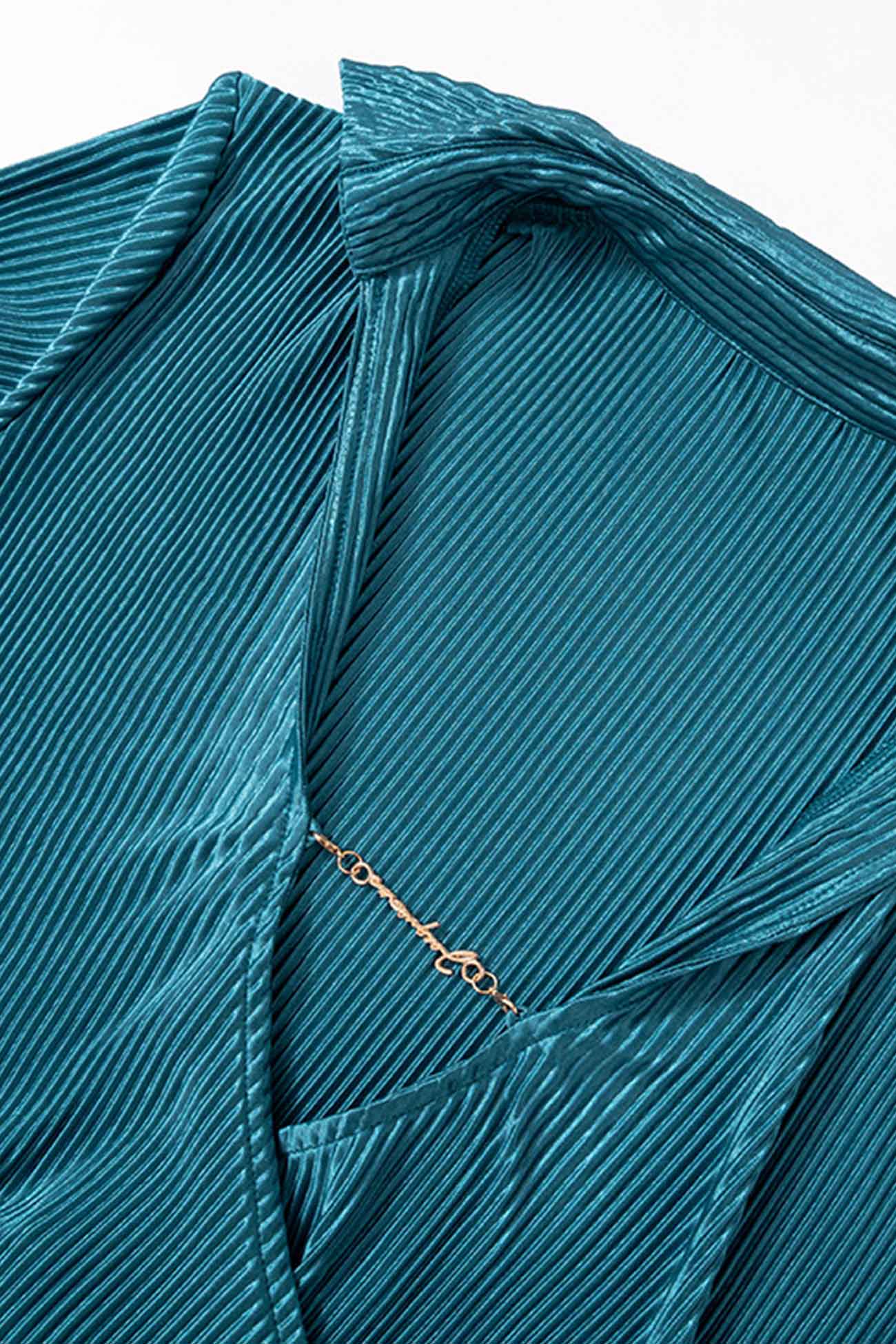 Tief ausgeschnittenes Minikleid mit plissiertem Revers