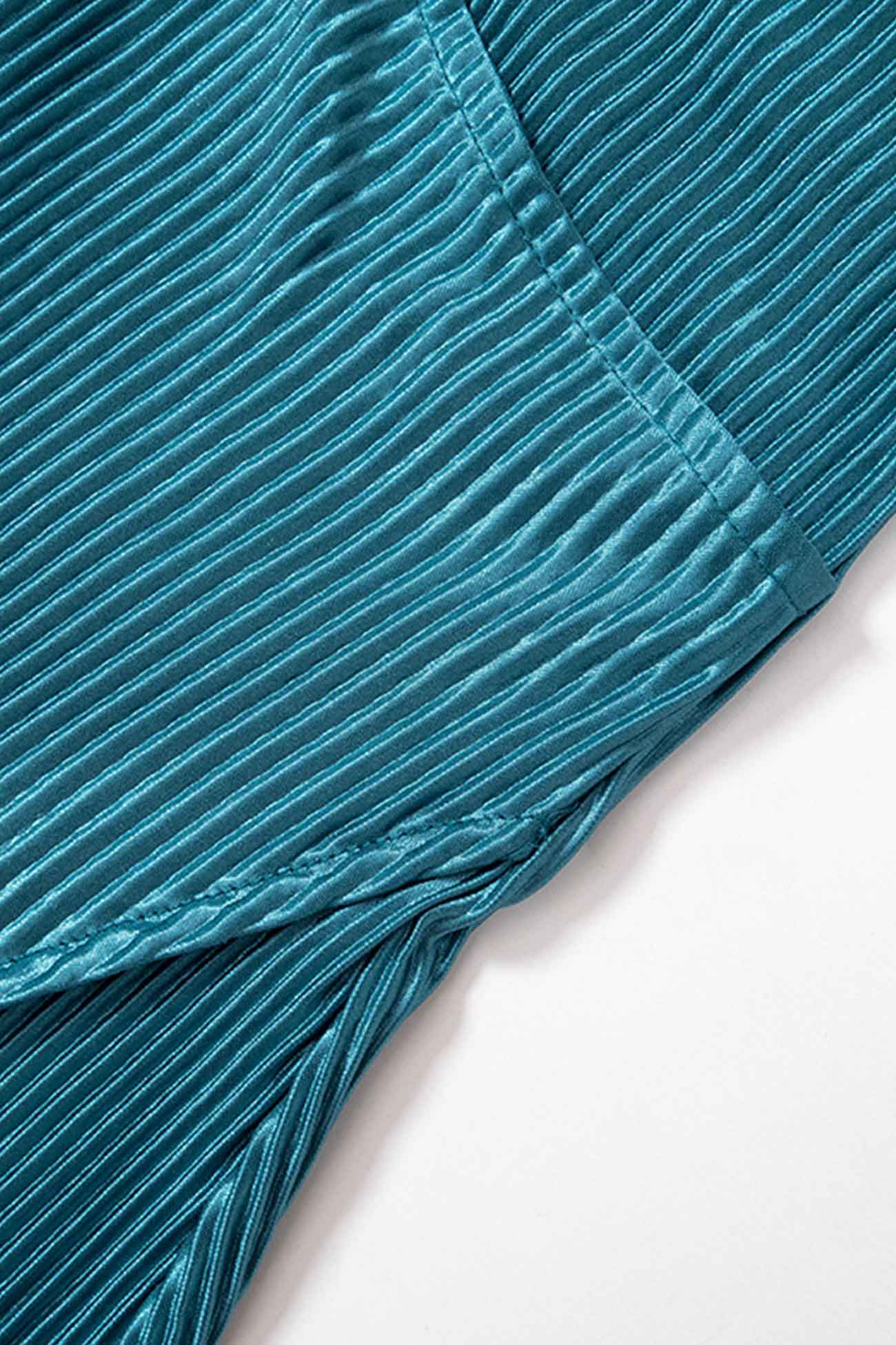 Tief ausgeschnittenes Minikleid mit plissiertem Revers