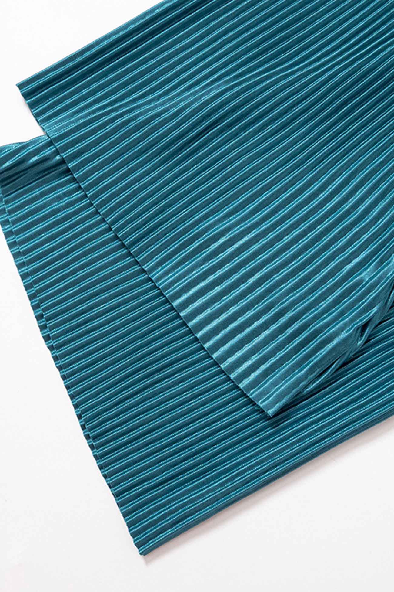 Tief ausgeschnittenes Minikleid mit plissiertem Revers