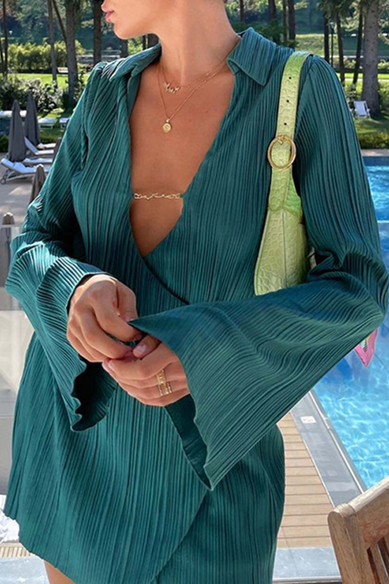 Tief ausgeschnittenes Minikleid mit plissiertem Revers