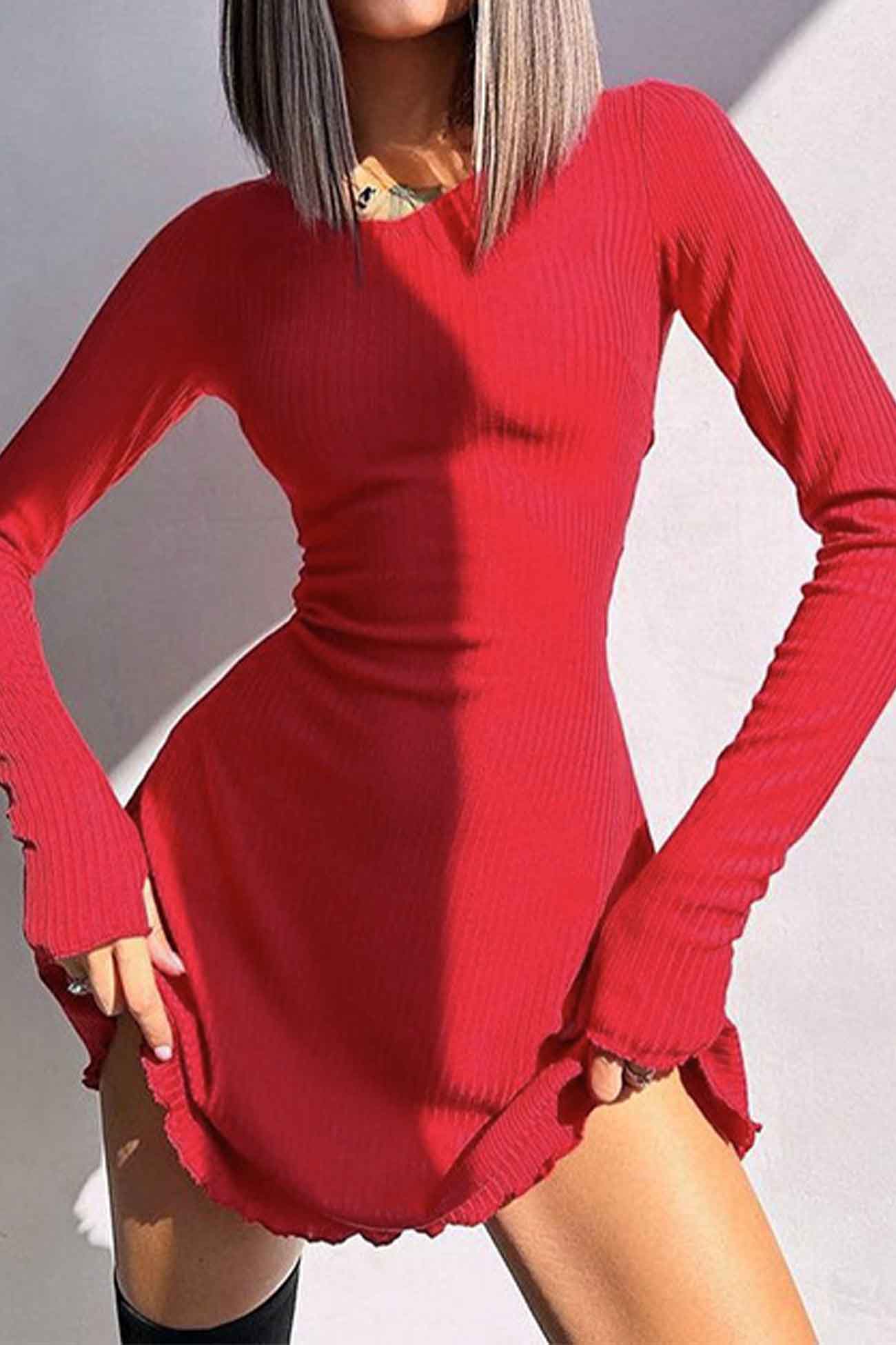Minikleid mit Rundhalsausschnitt und Rückenträgern und langen Ärmeln