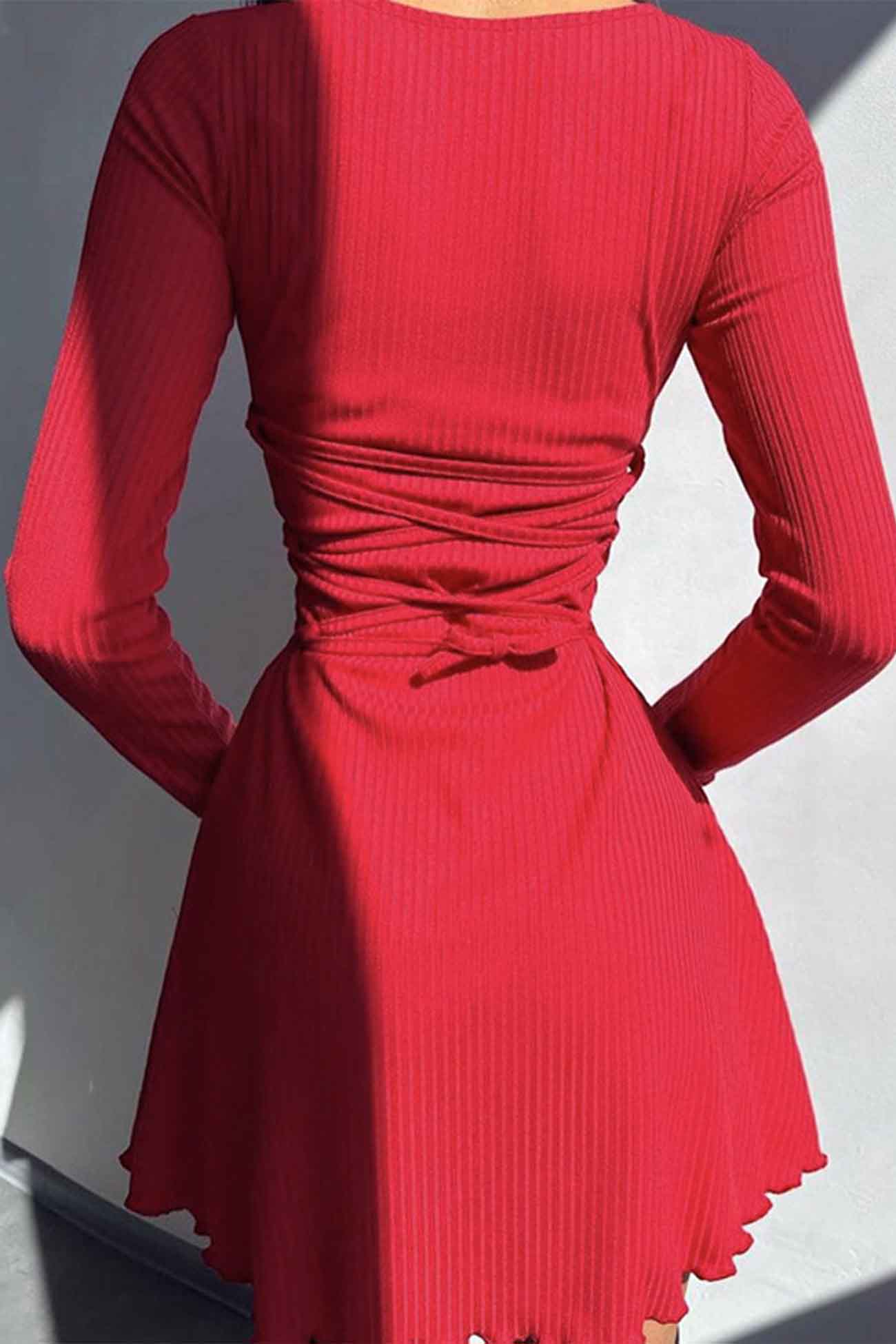 Minikleid mit Rundhalsausschnitt und Rückenträgern und langen Ärmeln