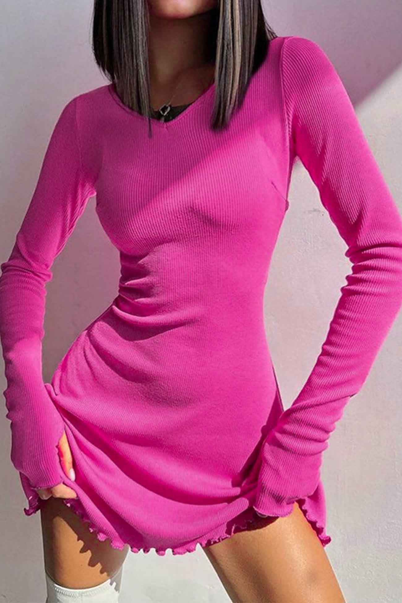 Minikleid mit Rundhalsausschnitt und Rückenträgern und langen Ärmeln