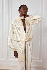 Reya Satin-Top mit V-Ausschnitt und Krokodilmuster