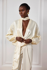 Reya Satin-Top mit V-Ausschnitt und Krokodilmuster