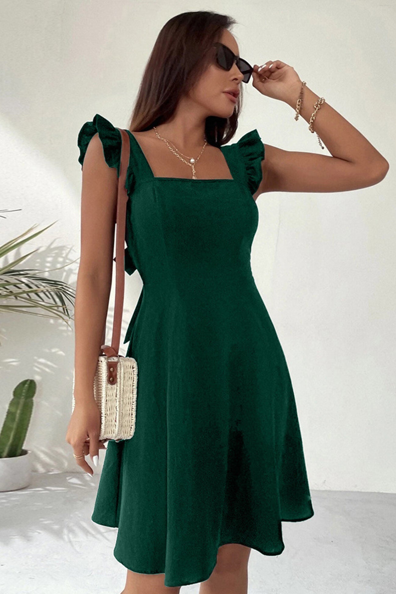 Ärmelloses Minikleid mit Rüschen und Bindeband hinten