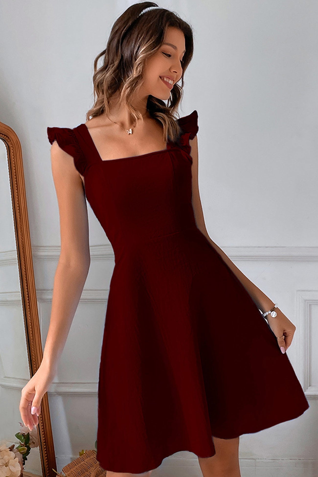 Ärmelloses Minikleid mit Rüschen und Bindeband hinten