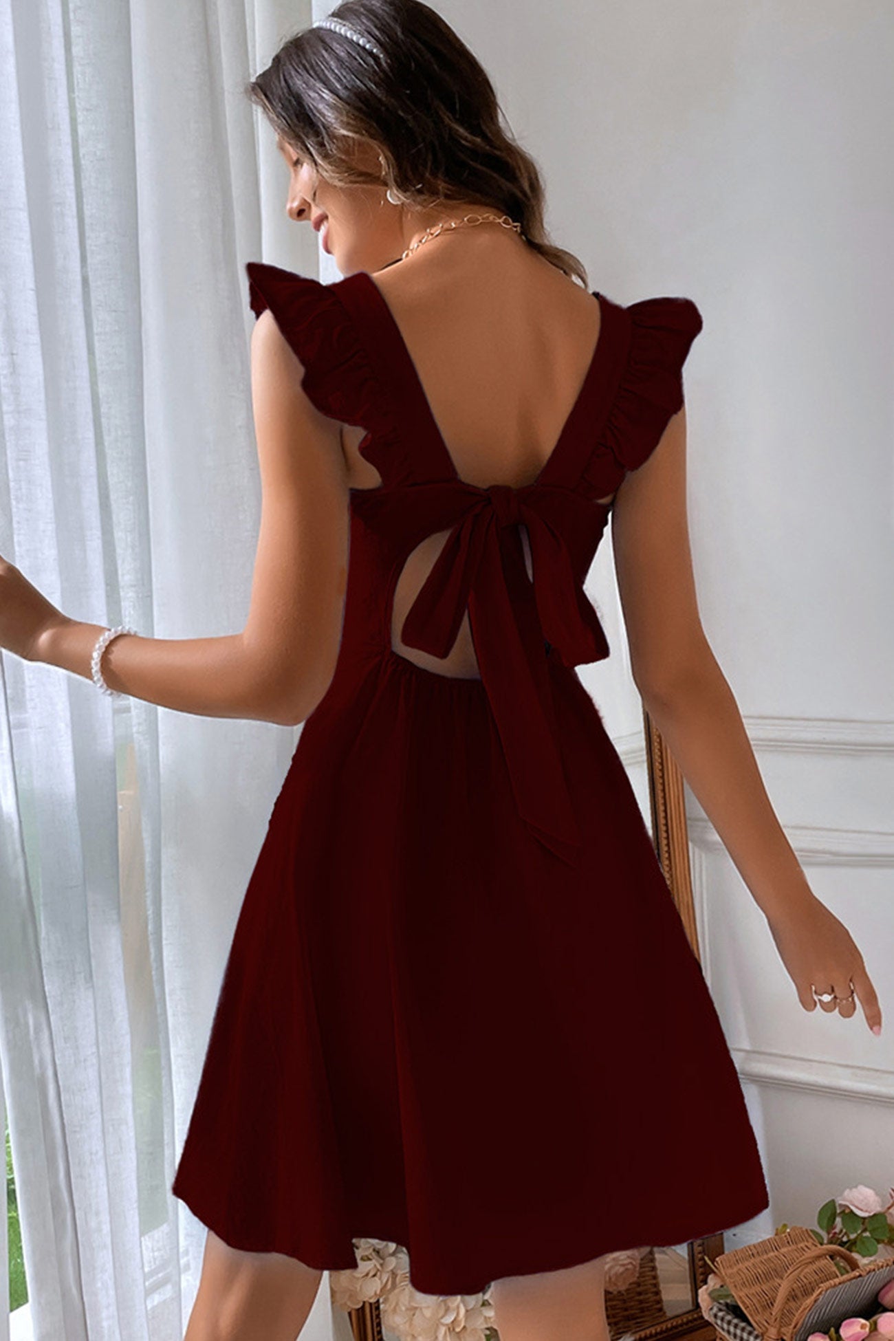 Ärmelloses Minikleid mit Rüschen und Bindeband hinten