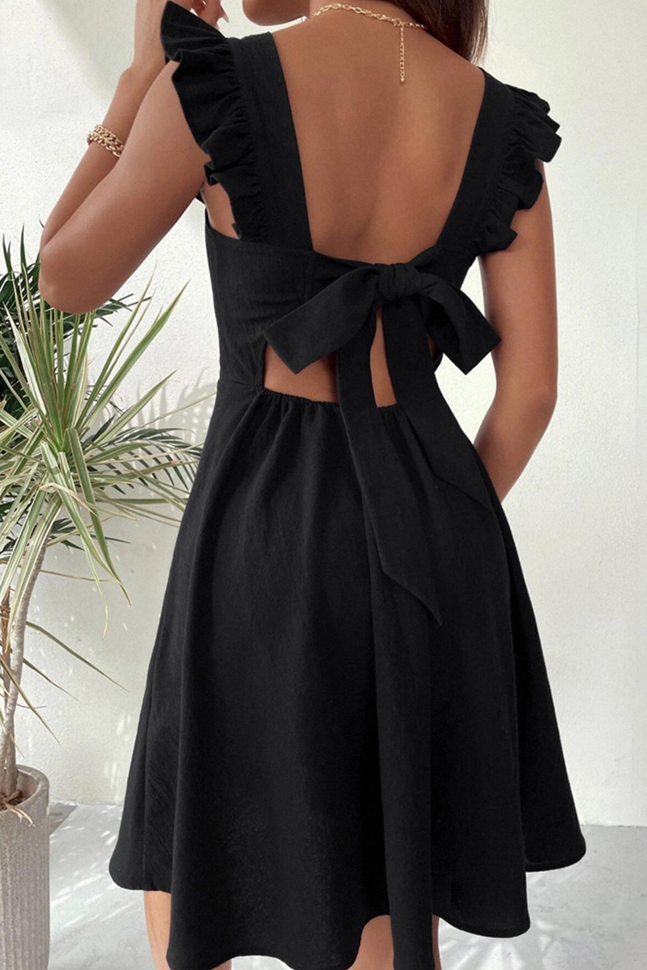 Ärmelloses Minikleid mit Rüschen und Bindeband hinten