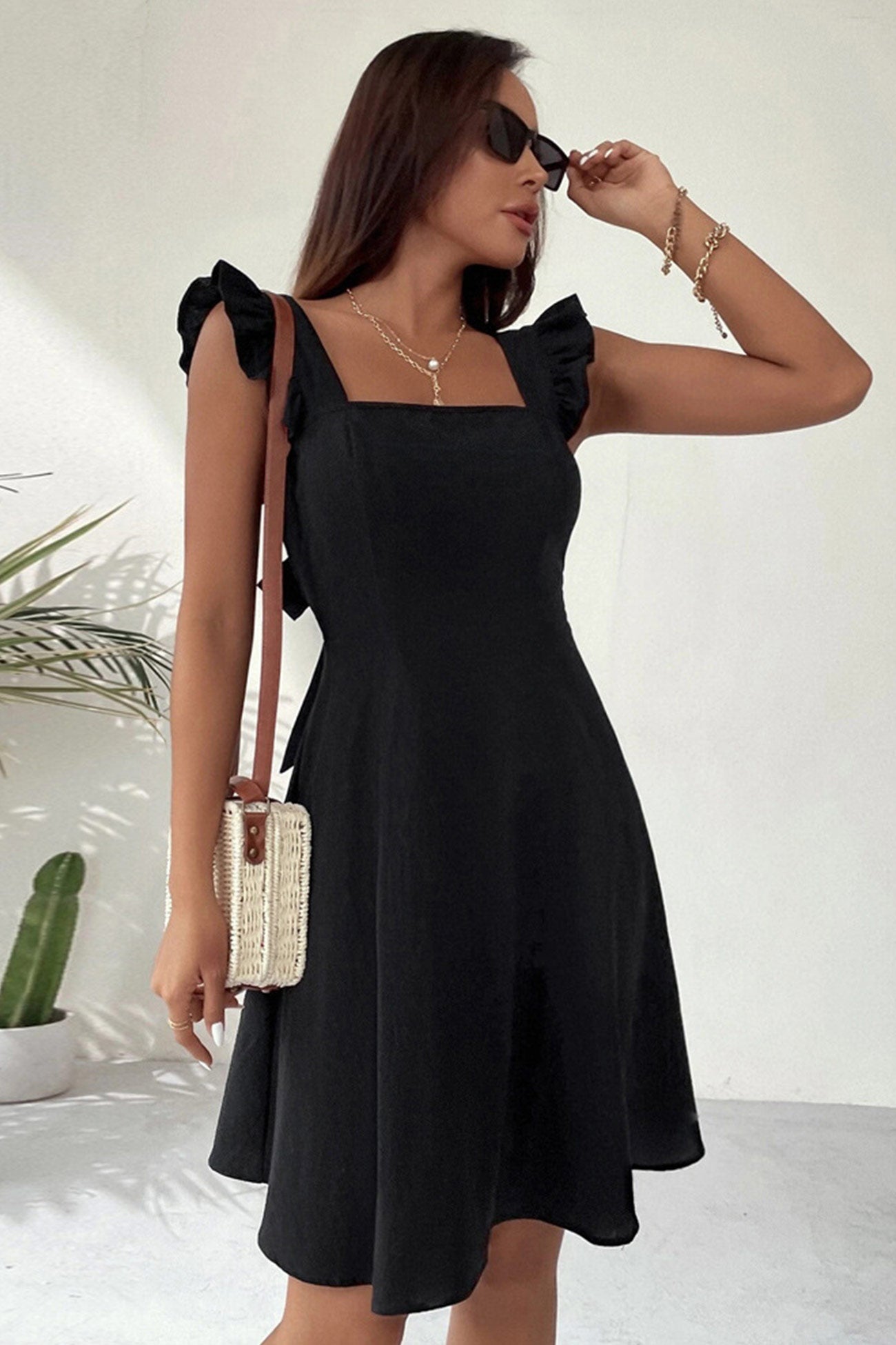 Ärmelloses Minikleid mit Rüschen und Bindeband hinten