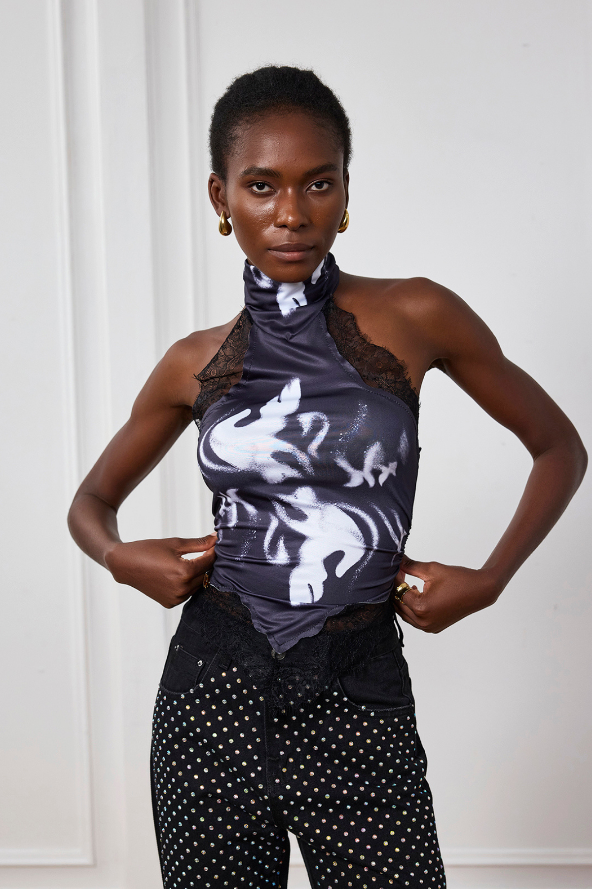 Rückenfreies Neckholder-Top aus Saphirspitze