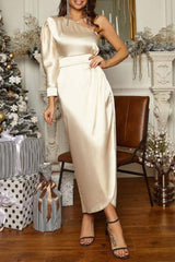 Satinkleid mit One-Shoulder-Schlitz