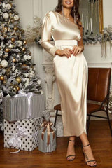 Satinkleid mit One-Shoulder-Schlitz
