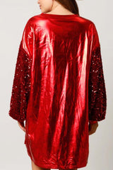 Glänzendes Kleid mit Paillettenärmeln und Buchstabengrafik