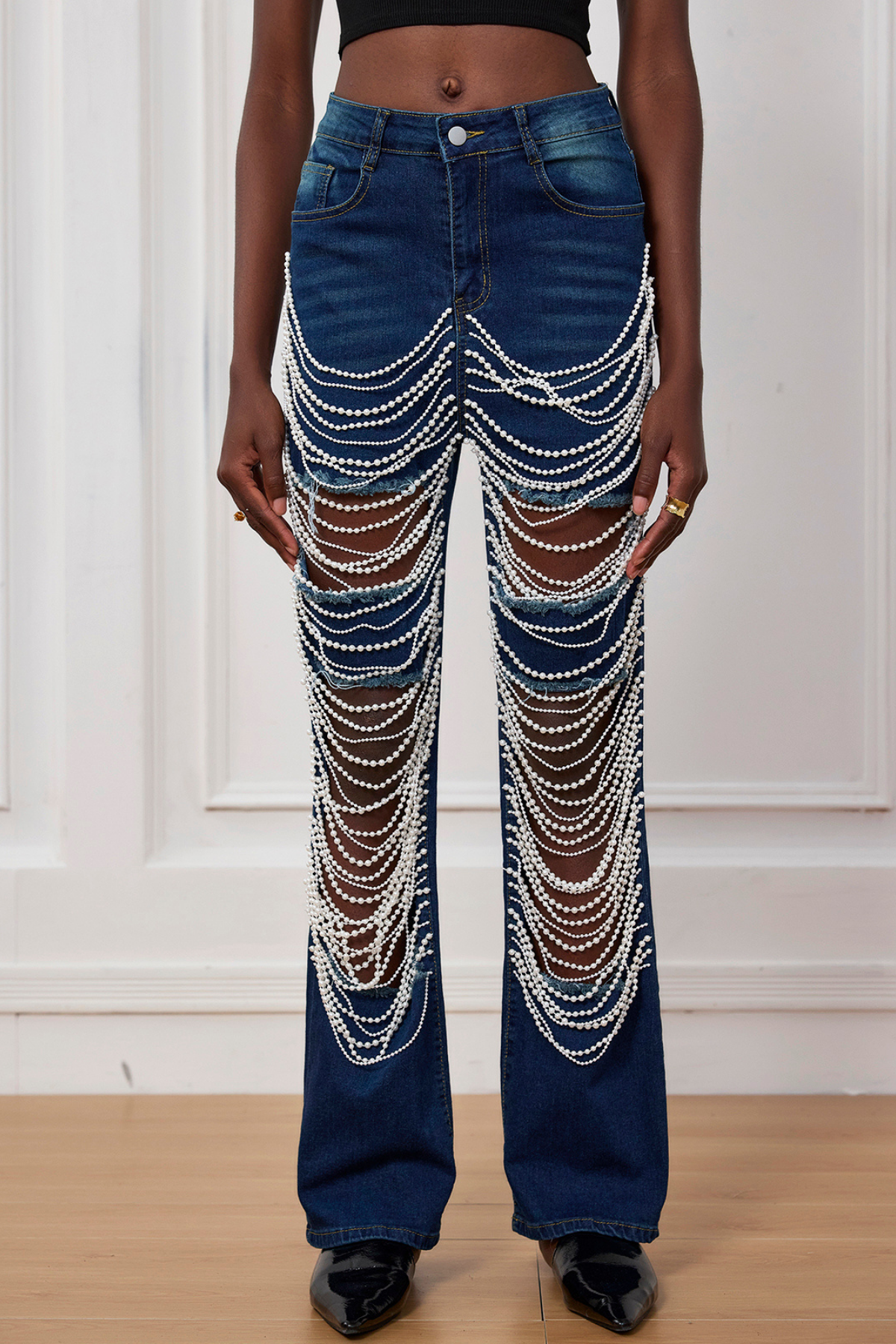 Seraphina – Zerrissene Jeans mit Kettenausschnitt