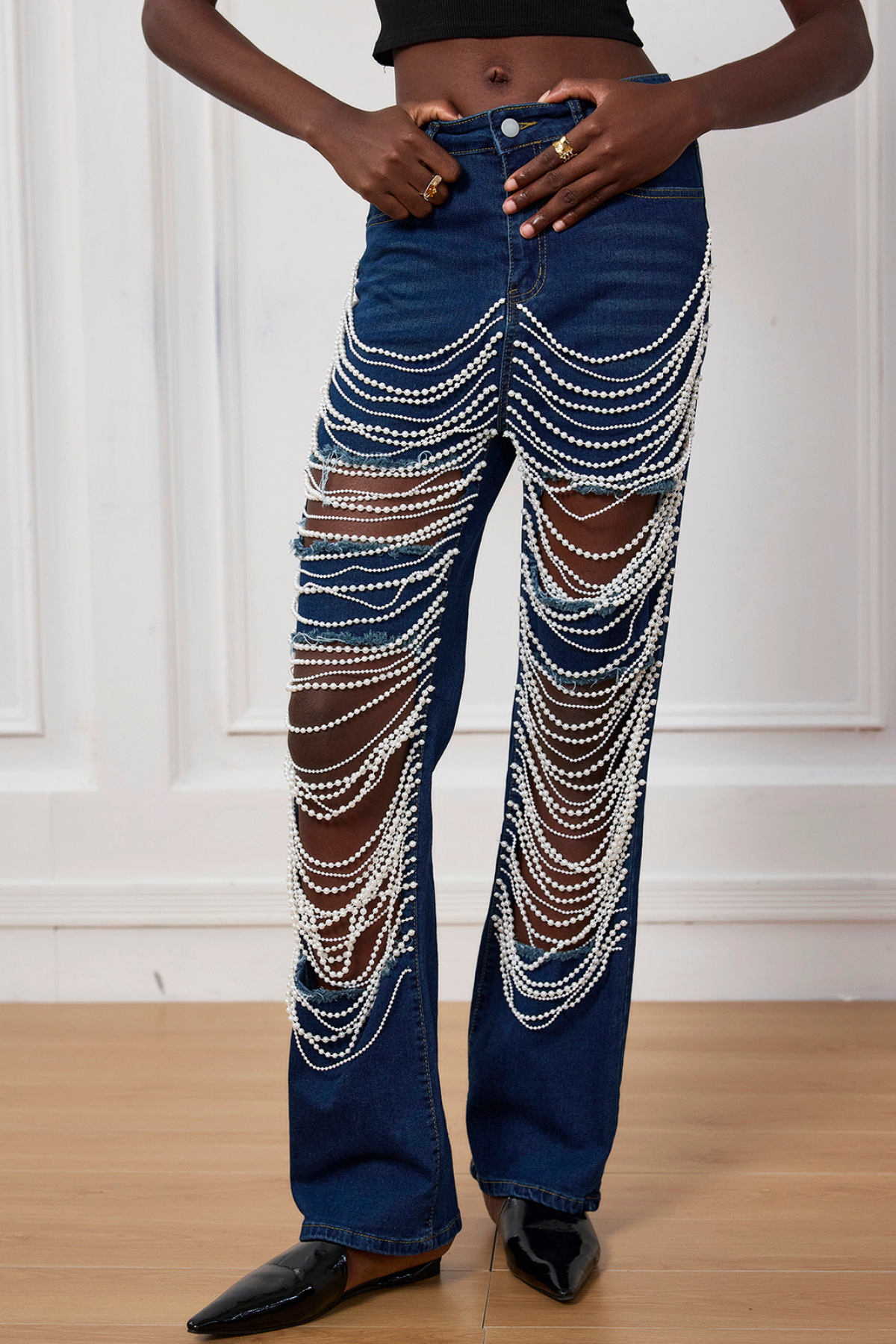 Seraphina – Zerrissene Jeans mit Kettenausschnitt