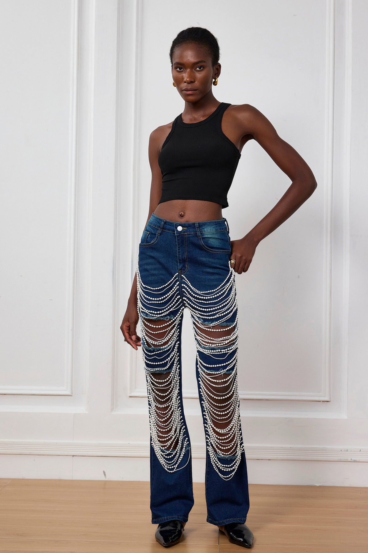 Seraphina – Zerrissene Jeans mit Kettenausschnitt