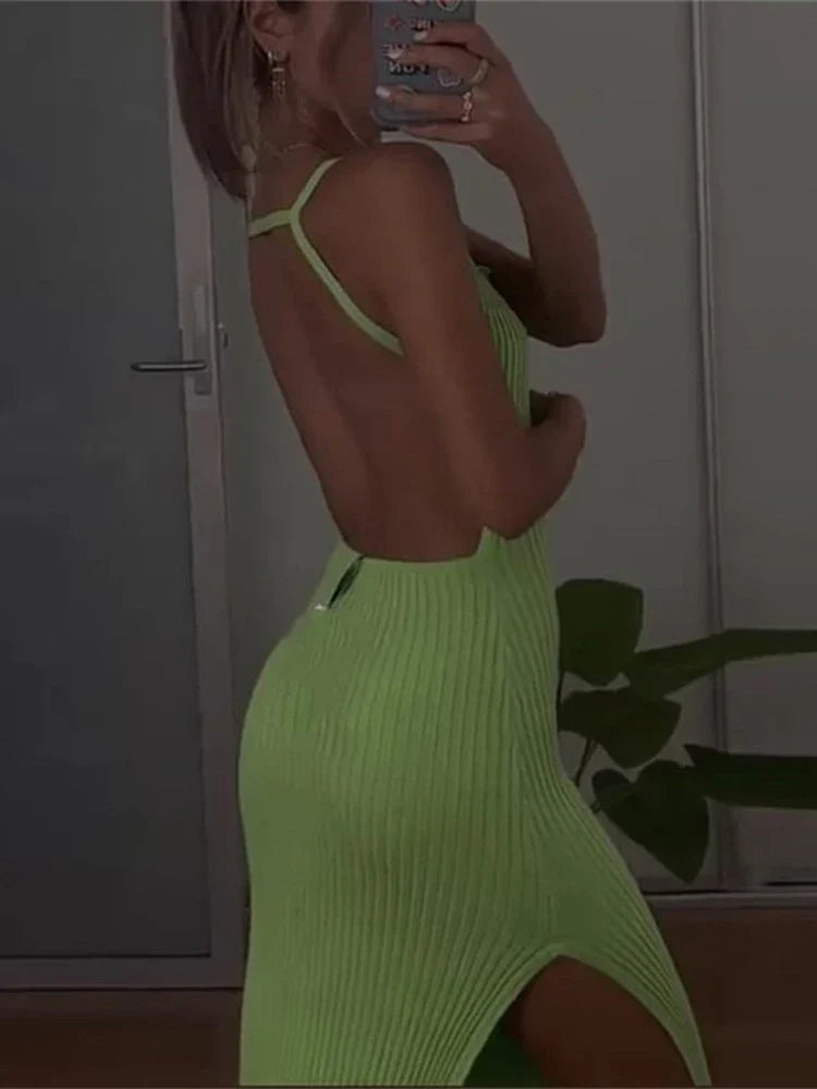 Geripptes rückenfreies Maxikleid mit Schlitz