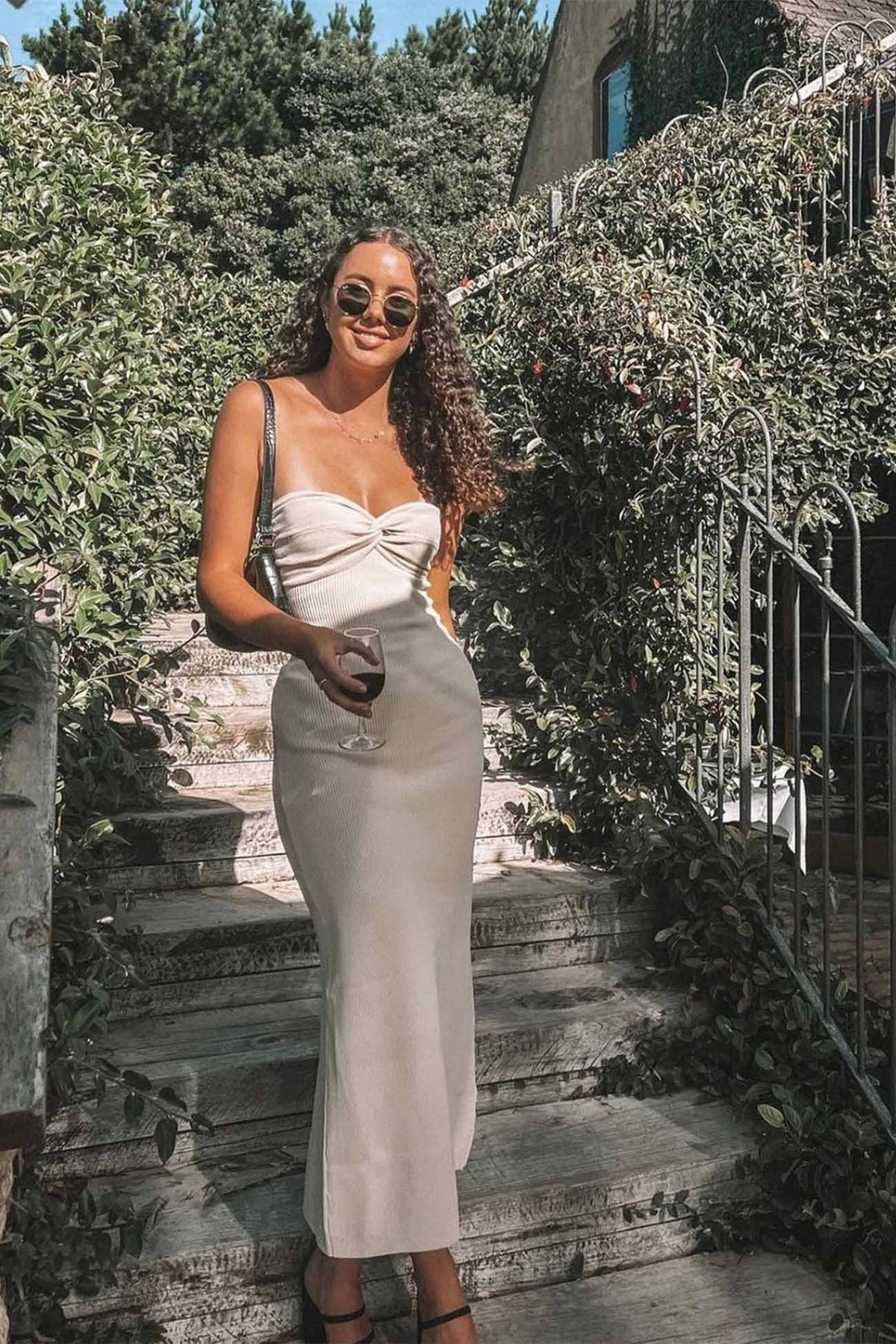 Trägerloses Strickkleid mit verdrehter Vorderseite