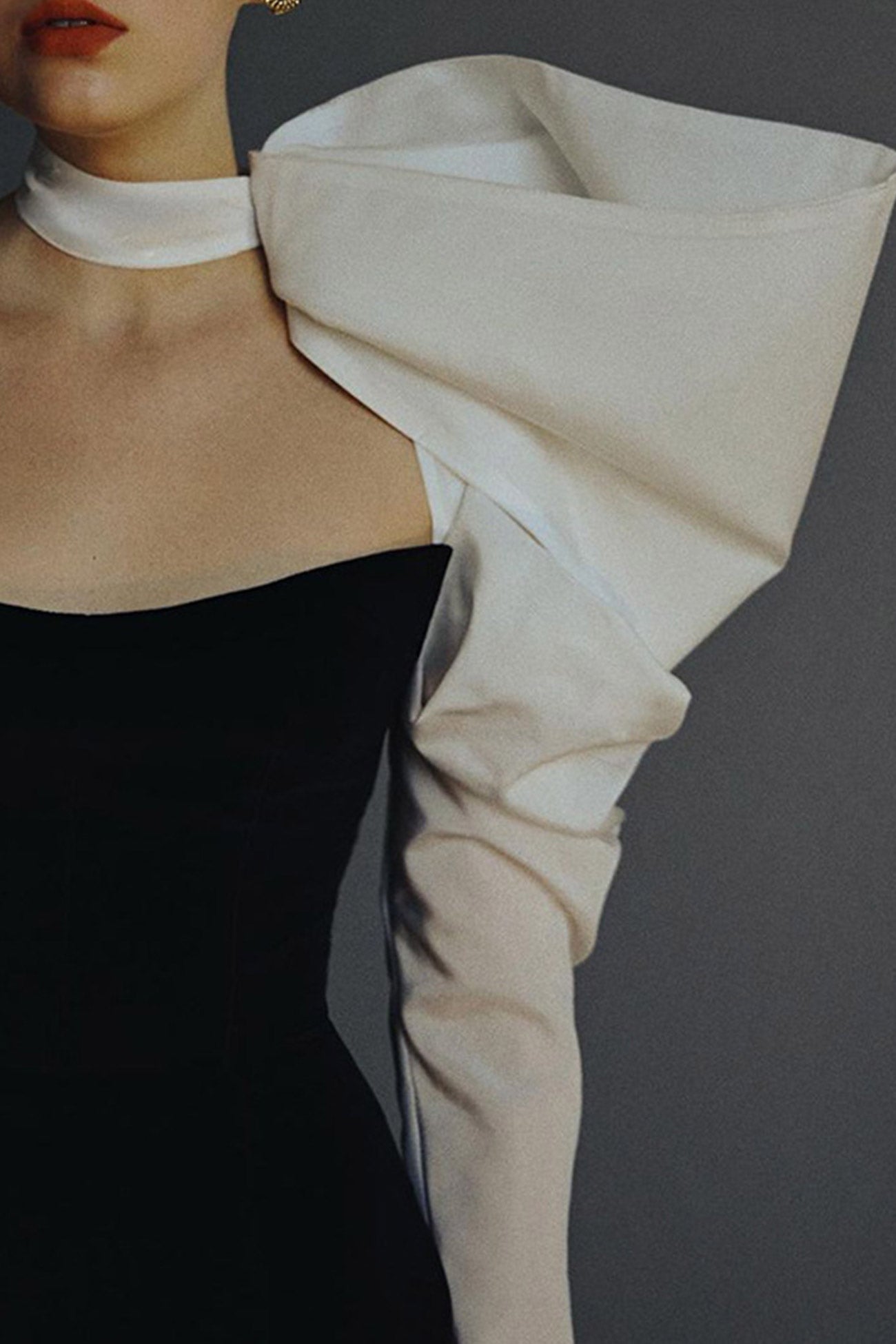 Einfarbiges trägerloses Minikleid mit Schleifenärmeln