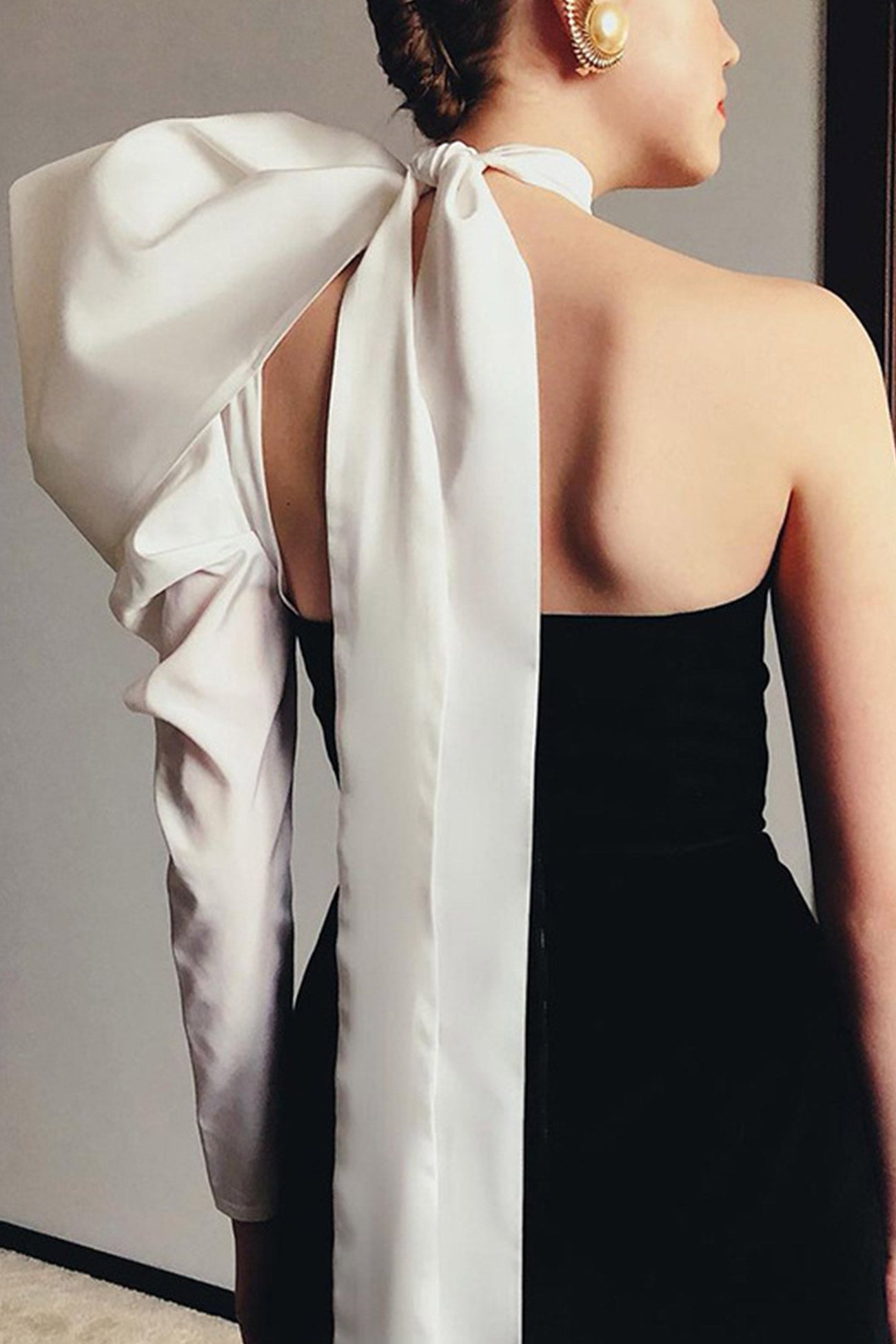 Einfarbiges trägerloses Minikleid mit Schleifenärmeln
