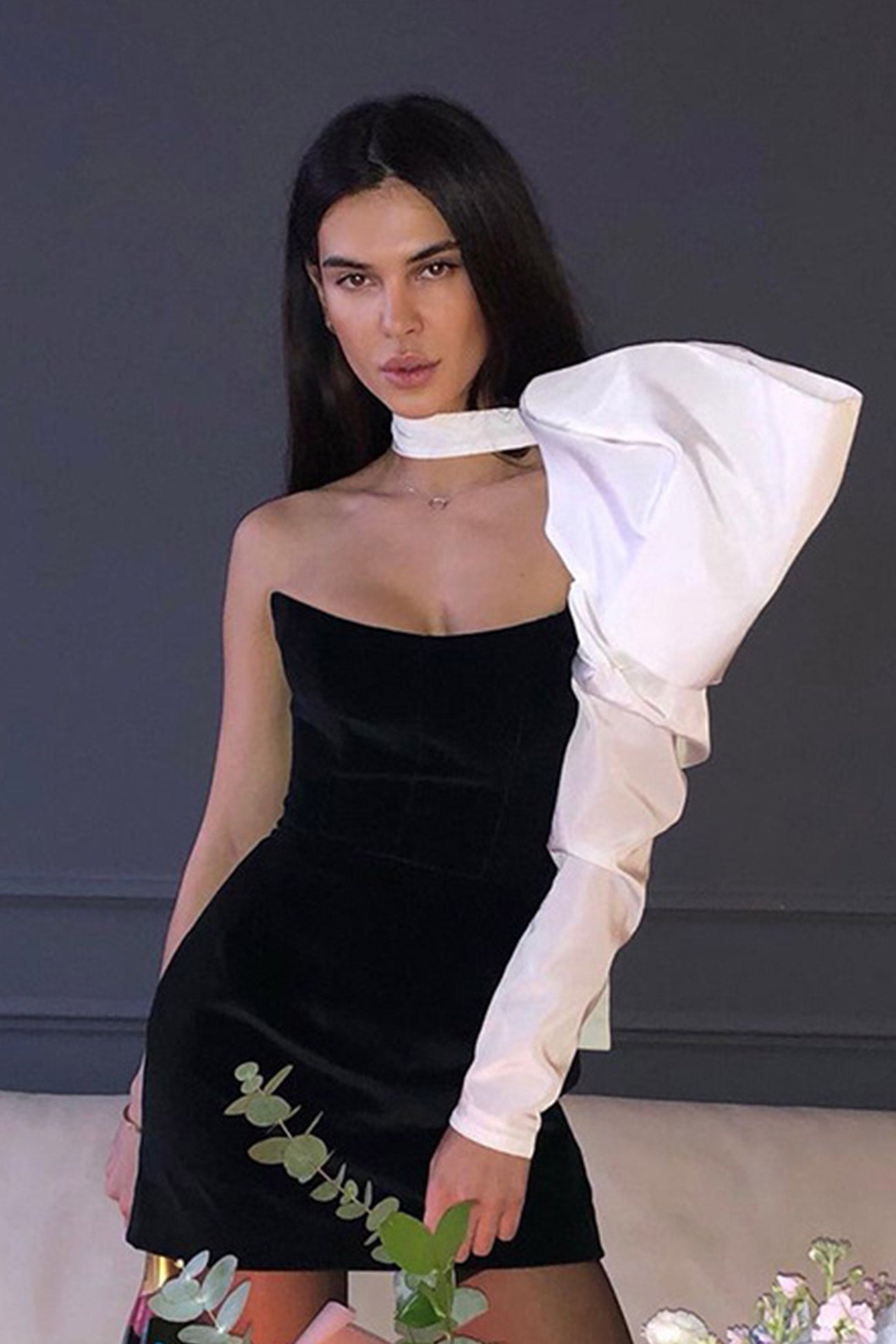 Einfarbiges trägerloses Minikleid mit Schleifenärmeln