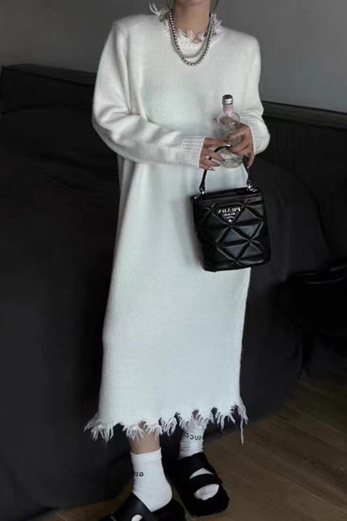 Einfarbiges Strickkleid mit Used-Look und offenen Kanten