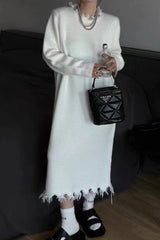 Einfarbiges Strickkleid mit Used-Look und offenen Kanten