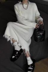 Einfarbiges Strickkleid mit Used-Look und offenen Kanten