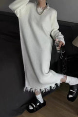 Einfarbiges Strickkleid mit Used-Look und offenen Kanten