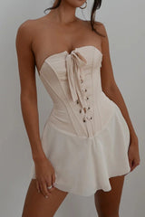 Trägerloses Korsettkleid mit Rüschen und Bindeband