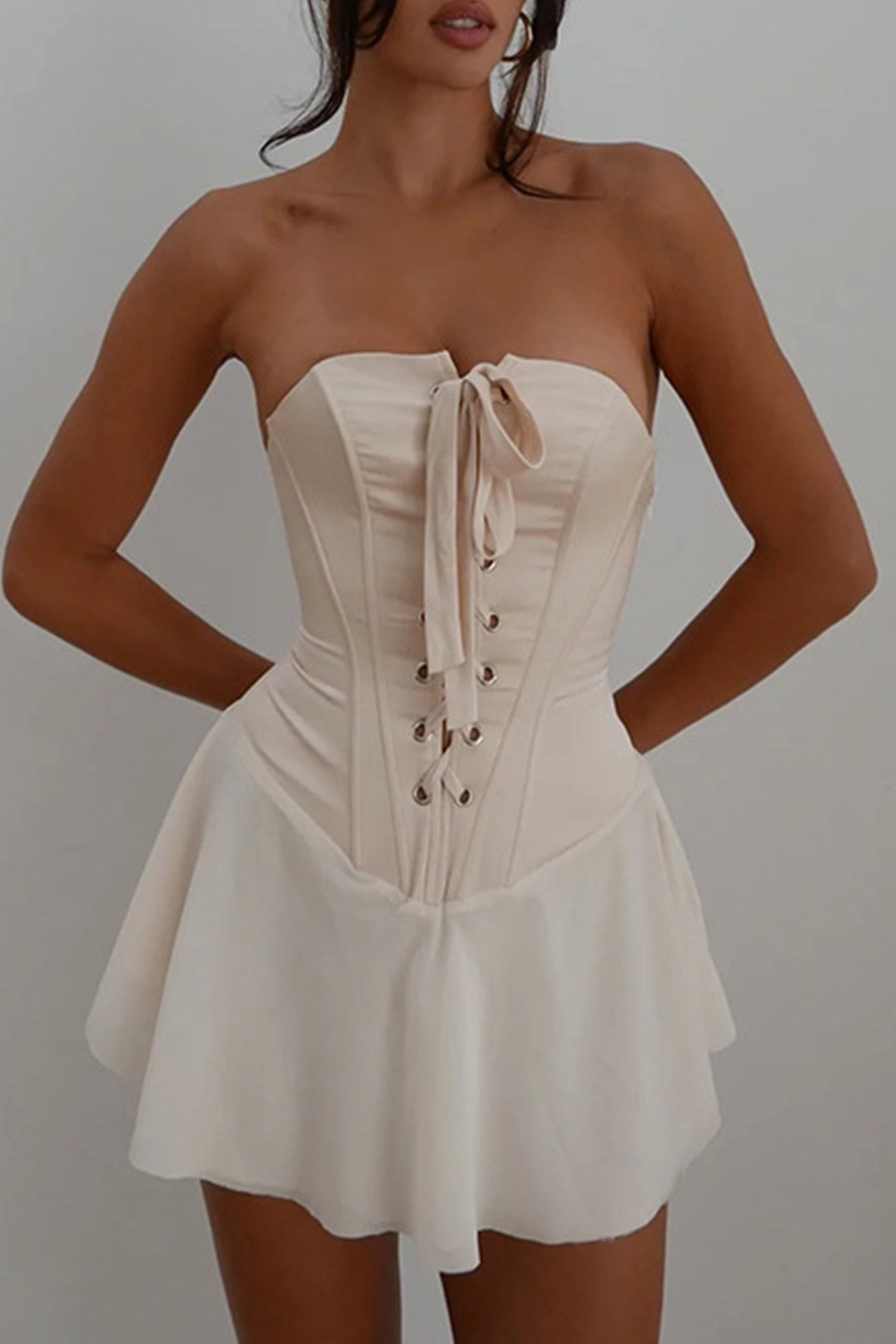 Trägerloses Korsettkleid mit Rüschen und Bindeband